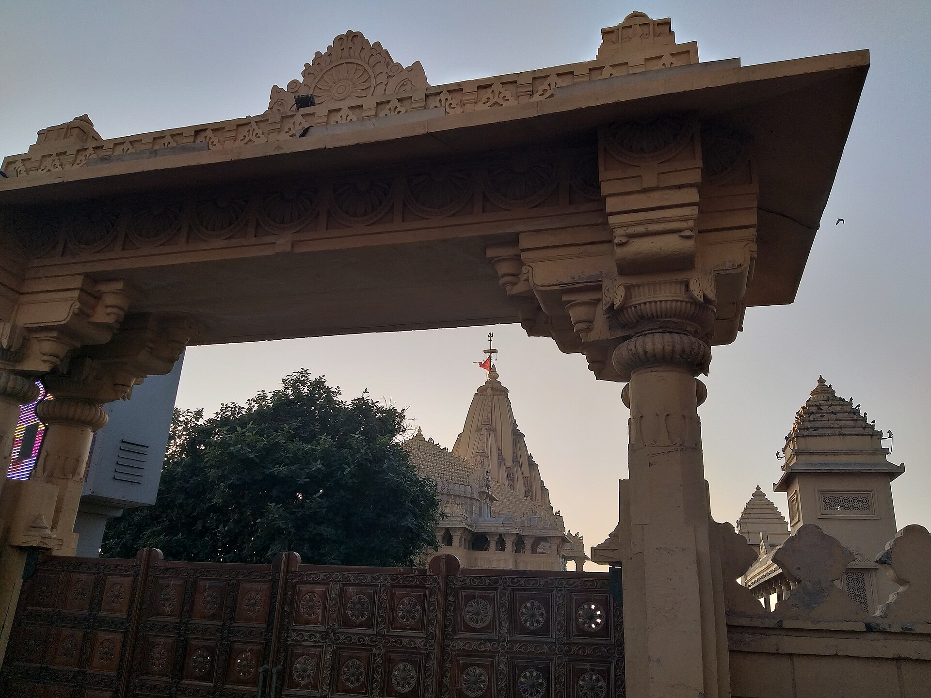 Guj21 Somnath Temple view through side arch